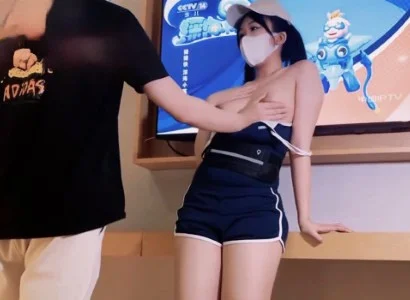 Nhân viên xinh đẹp bán TV cùng chàng khách hàng may mắn