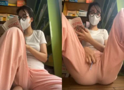 Cô gái vừa đọc sách vừa nhét sextoy vào lồn