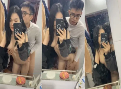 Cặp đôi sinh viên trẻ cùng quan hệ nhau trước gương