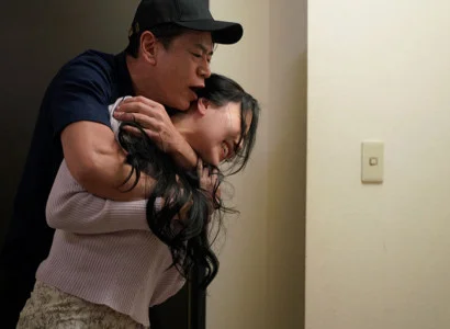 Nữ ca sĩ bị fan xấu xa bức ép quan hệ vì nhan sắc làm phát điên