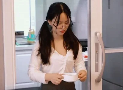 Cô em bị cha dượng hành hạ