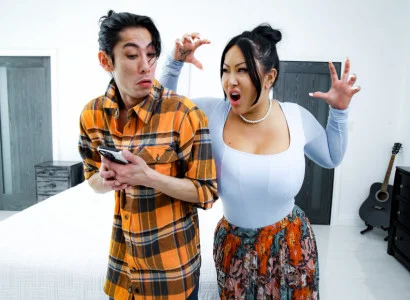 Con trai làm mẹ kế xăm trổ hàng múp lên đỉnh