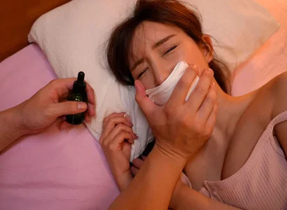 Người kia đưa thuốc mê khiến cô em họ xinh đẹp mê man rồi quan hệ